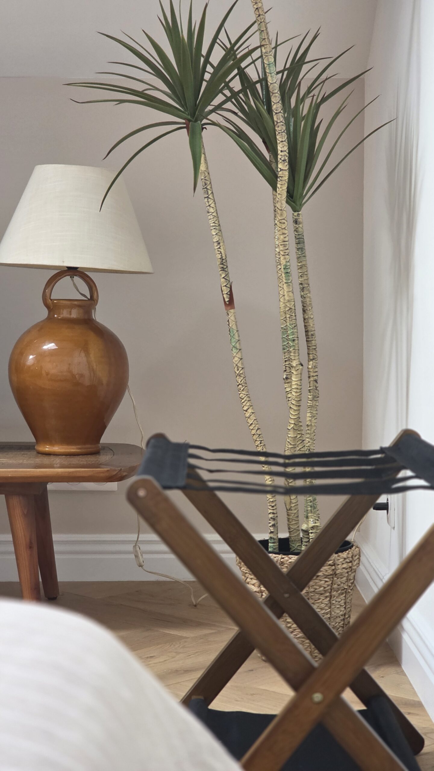 Décoration intérieure avec vase et porte-bagages dans le logement Le Perchoir