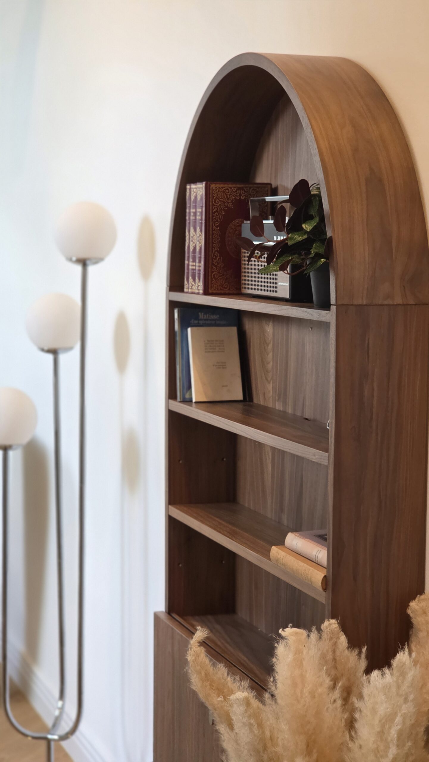 Bibliothèque en bois et éclairage décoratif dans l'appartement Le Perchoir à Metz