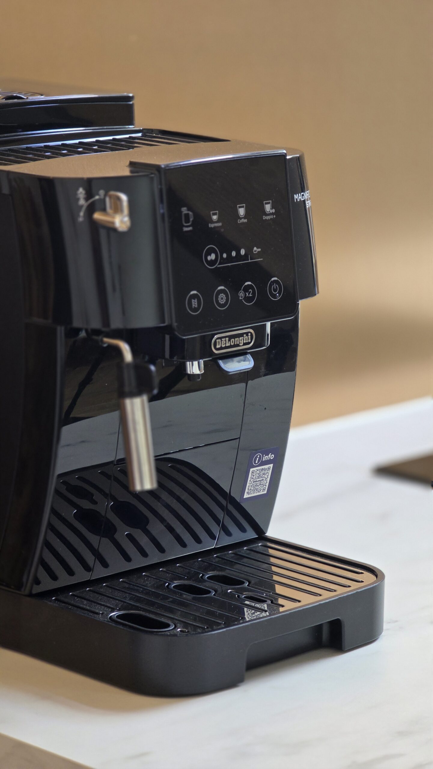 Machine à café automatique à grains De'Longhi dans la cuisine du Perchoir