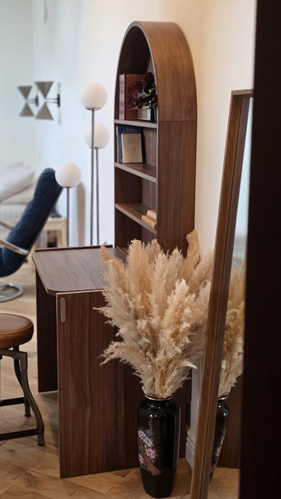 Espace bureau avec mobilier en bois et décoration dans l'appartement Le Perchoir