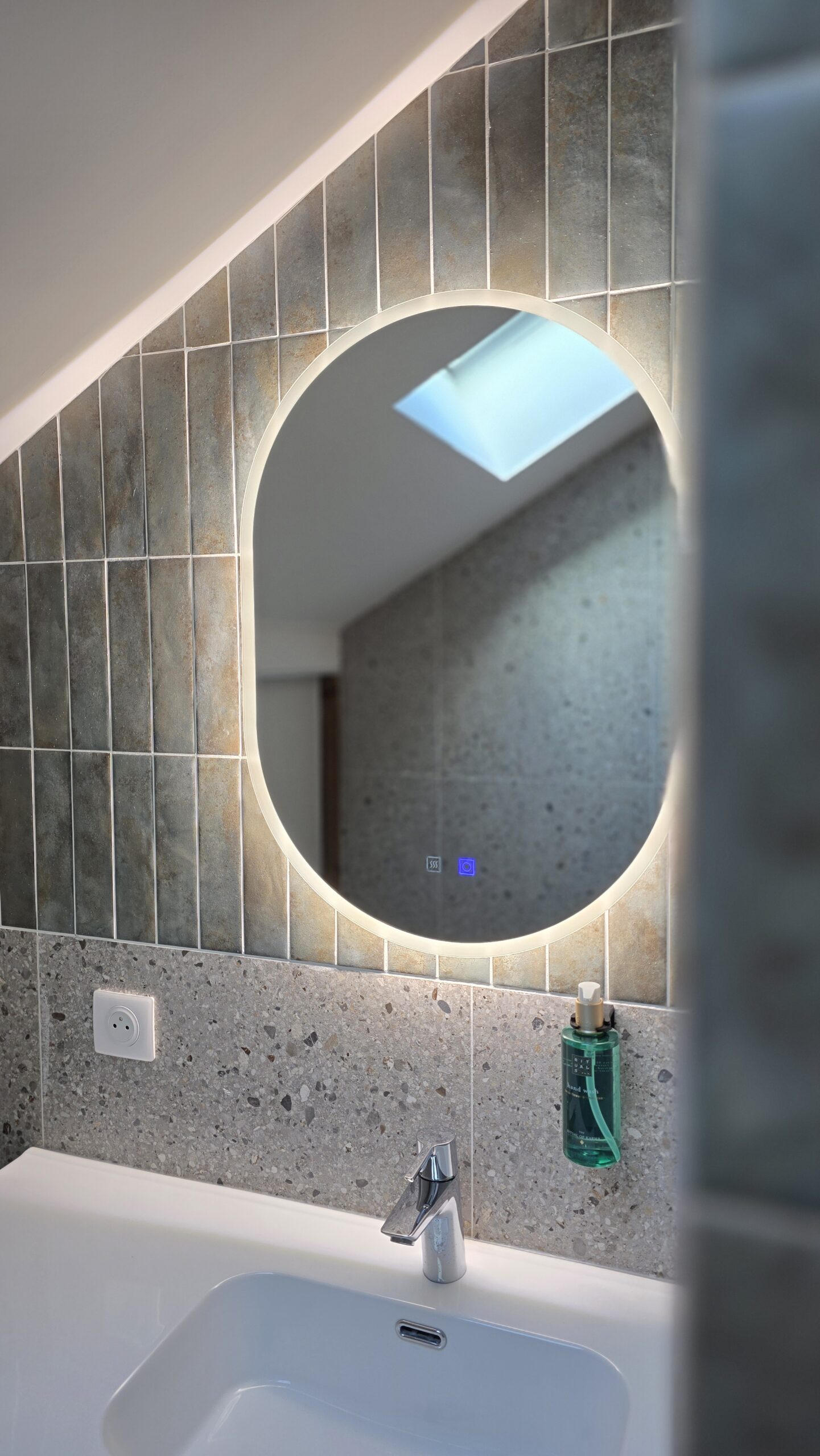 Salle de bain avec miroir rond lumineux et douche à l'italienne au Perchoir
