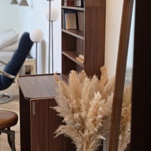 Espace bureau avec mobilier en bois et décoration dans l'appartement Le Perchoir